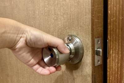 ドアや扉の閉まりが悪くなった